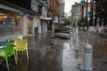 Ciudadanos se resguardan de la lluvia en la Plaza de Armas de Torreón.