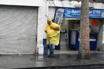 Peatones aceleran su paso ante la constante lluvia que se registró en el Centro de Torreón.