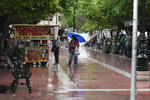 Peatones aceleran su paso ante la constante lluvia que se registró en el Centro de Torreón.