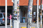 Los puestos ambulantes y los establecimientos comerciales significan un obstáculo para los transeúntes en el
Centro de Gómez Palacio.