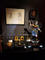 MAGIA Y OCULTISMO:

Aquí se muestran piezas relacionadas
con la alquimia y la magia, utilería de
Hellboy y la Invención de Cronos, así
como arte religioso y popular.