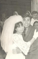 Gloria Rodríguez Guevara el día de su boda acompañada
de su hermano José Rodríguez Guevara en 1970.
