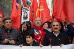 Simpatizantes del Partido Comunista de Chile participan este miércoles durante uno de los actos en memoria del expresidente de Chile Salvador Allende.