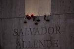 Un hombre visita este miércoles la tumba del expresidente de Chile, Salvador Allende, durante la conmemoración por el 46º aniversario del golpe de Estado que dio inicio a la dictadura militar de Augusto Pinochet (1973-1990), en el Cementerio General de Santiago (Chile).