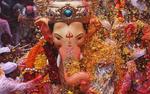 Los ídolos de la deidad hindú son adorados.