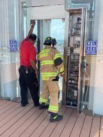 La tarde de este jueves tres personas quedaron atrapadas dentro de un elevador .