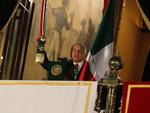 Al balcón presidencial, López Obrador salió solo con la banda presidencial -su esposa se quedó dentro del salón- atravesada en su pecho, un distintivo que solo utiliza en este tipo de ceremonias, así como la presentación de las cartas credenciales de embajadores de otros países.