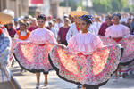 Con orgullo de las tradiciones de México. Estudiantes acudieron vestidas con trajes típicos de las diversas regiones del país, principalmente de la región sur.