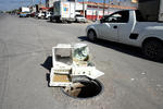 Sin tapa. Por si fuera poco con el problema de aguas estancadas, en el mismo suroriente de Torreón hay una alcantarilla sin tapa, la cual tuvo que ser señalizada con basura electrónica para evitar algún accidente.