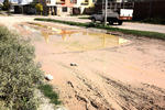 Se vuelve lodo. El problema de agua estancada lleva ya varios meses en los que en la avenida del Pedregal entre calle del Maíz y calle de la Caña, las vías ya están enlodadas.