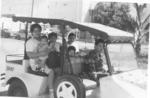 Viaje en familia a la playa en Mazatlán. Guillermo Plata, Marisol Rosales, Eunice Alvarado; junto a los pequeños, Jesús Guillermo, Marisol y Mercedes, en el año de 1995.
