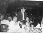 Año de 1989 en Cancún, Quintana Roo, durante la cena de gala del concurso Miss Universo. Valente Enríquez Mestas, brindando con Miss Italia, Silvana Conte, ganadora del 4o. lugar, los acompaña el multimillonario y famoso playboy musulmán Ali Khan.