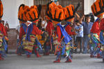 Se trata de la presentación del grupo de danza de la Santa Cruz Los Bachos, fundado en 1951 por Venancio Rodríguez, en las devotas terrazas del Cerro de la Cruz, en Torreón.