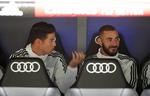 Los delanteros del Real Madrid, el colombiano James Rodríguez y el francés Karim Benzema, conversan en el banquillo al inicio del partido ante el Osasuna.