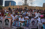 Misa en honor a los desaparecidos de Ayotzinapa en la columna de la Independencia en el Paseo de la Reforma.