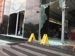 Los encapuchados quebraron vidrios de comercios y restaurantes.