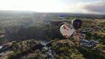 Teniendo como escena las cascadas de El Saltito, los globos realizaron un vuelo de exhibición.