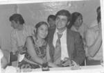 Año de 1989 en Cancún, Quintana Roo, durante la cena de gala del concurso Miss Universo. Valente Enríquez Mestas, brindando con Miss Italia, Silvana Conte, ganadora del 4o. lugar, los acompaña el multimillonario y famoso playboy musulmán Ali Khan.