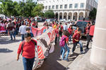 Miembros de la organización Cocopo realizaron una manifestación por calles de la Zona Centro de la ciudad, hasta llegar al museo Francisco Villa, ubicado frente a la plaza IV Centenario.