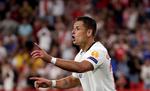 Con gol de 'Chicharito', Sevilla gana en la Europa League