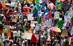 El movimiento ambientalista Extinction Rebellion (XR) tomó este lunes las calles de varios países.