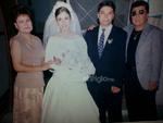 Ana y Sergio el día de su boda acompañados por sus tíos Luz y Pepe en 1999.