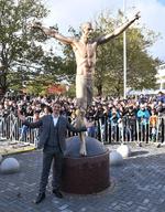 Ibrahimovic develó su estatua en Malmo Suecia