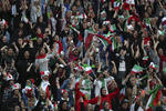 Con banderas iraníes, gorros con los colores nacionales y vuvuzelas, las mujeres comenzaron a animar en un ambiente ensordecedor más de dos horas antes de que arrancara el duelo, que terminó con la victoria aplastante de Irán por 14-0.