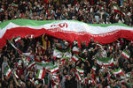 Con banderas iraníes, gorros con los colores nacionales y vuvuzelas, las mujeres comenzaron a animar en un ambiente ensordecedor más de dos horas antes de que arrancara el duelo, que terminó con la victoria aplastante de Irán por 14-0.