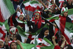 Las iraníes pudieron disfrutar del futbol en el estadio.
