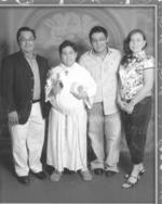 En una Primera Comunión. Jaime Roberto Muro, José Roberto Muro, José Alberto Muro Uribe y Mónica Uribe de muro. En una fotografía del recuerdo.