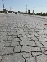 Se deshace. El pavimento de la carretera La Partida-La Unión requiere de una pronta atención debido a que poco a poco se ha ido dañando.
