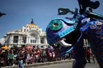Aspectos del Desfile y concurso de alebrijes monumentales del Museo de Arte Popular que partió del Zócalo al Ángel de la Independencia.