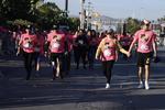 Largas filas de corredores y corredoras ataviados con ropa deportiva y camisetas rosas, disfrutaron del bulevar Independencia apenas saliendo el sol.