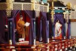 Vistió una túnica naranja oscuro con un diseño que se remonta al siglo IX que los emperadores usan en ocasiones especiales.