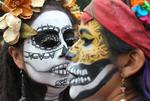Aspectos de la Megaprocesión de Catrinas, que partió de la glorieta del Ángel de la Independencia rumbo al Zócalo capitalino, como parte de las actividades de Día de Muertos.