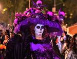Aspectos de la Megaprocesión de Catrinas, que partió de la glorieta del Ángel de la Independencia rumbo al Zócalo capitalino, como parte de las actividades de Día de Muertos.