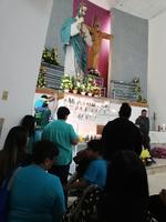 Jonathan Orozco, en compañía de su familia, encabezaron el acto religioso, donde tomaron parte en la celebración eucarística en un inmueble totalmente abarrotado.