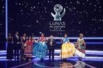 El cantante mexicano Kalimba posa en la alfombra roja de los premios 'Las Lunas del Auditorio 2019'.