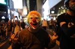 Protestaron con máscaras y maquillaje colorido de Halloween.