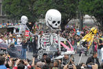 Miles de disfrazados en el Mega Desfile de Muertos.