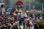 Más de 3,000 artistas, 12 carros alegóricos y 50 comparsas ciudadanas avanzaron por el emblemático Paseo de la Reforma, la Avenida Juárez y la calle Cinco de Mayo, flanqueados por flores de cempasúchil plantadas a lo largo de gran parte del camino.