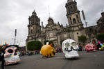 Aspectos del Mega desfile de Día de Muertos de la Ciudad de México, que inició en la Estela de Luz sobre Paseo de la Reforma y llegó al Zócalo capitalino.