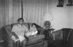 Domingo Huízar con su nieta Paulina Ortiz Huízar, en el año de 1989