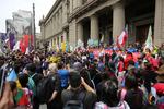 Cientos de manifestantes rodearon la sede del Congreso en Santiago.