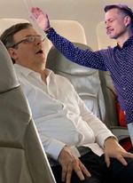 Marcelo Ebrard desata ola de memes al dormir en avión 
