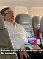 Marcelo Ebrard desata ola de memes al dormir en avión 