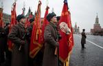 Soldados rusos ataviados con uniformes de la SGM marcharon.