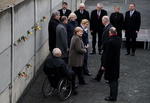 El acto principal tiene lugar en Bernauer Strasse, donde aún se mantiene en pie una de las ultimas partes del muro que dividió Berlín durante 28 años.