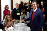 El presidente del Gobierno en funciones y candidato del PSOE a la presidencia del Gobierno, Pedro Sánchez, ejerce su derecho al voto.